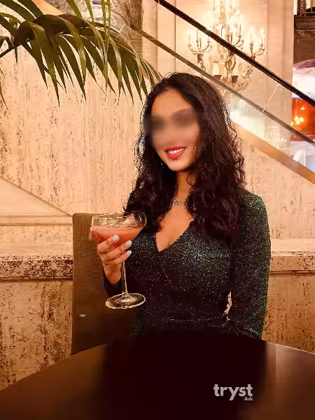 Escort Zarah in Chicago, IL